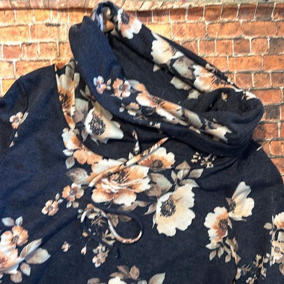 Floral Pullover - Picture 3 of 4